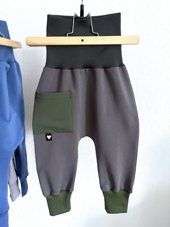 BIKSES - tumši pelēkas ar haki krāsas kabatu un elastikām